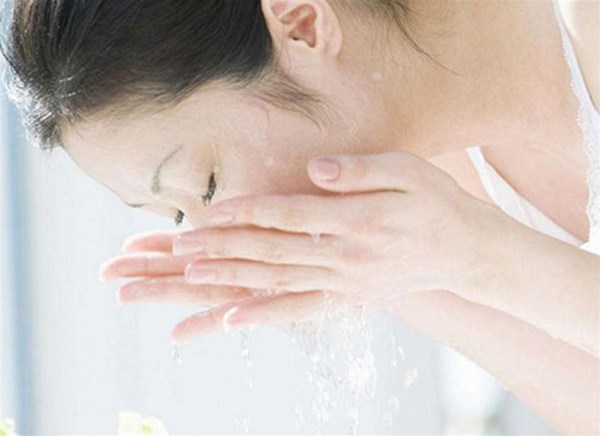 南阳美容化妆培训学讲述夏季一化妆总出油怎么办？