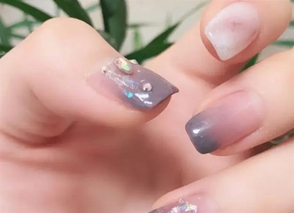 新东坊美甲培训—-掌握涂指甲油小技巧